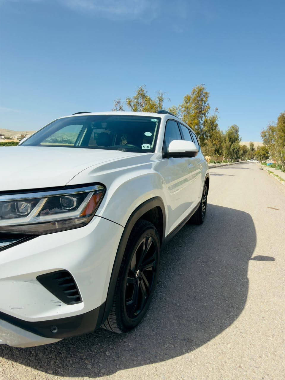 🚗 Volkswagen Atlas 2022 SE Technology
فولكس واگن أطلس موديل 2022
بدون صبغ – بحالة ممتازة جداً

📊 المواصفات العامة:
 • الممشى: 35 ألف ميل
 • المحرك: 6 سلندر 3.6 لتر
 • ناقل الحركة: أوتوماتيك 8 سرعات
 • نظام الدفع: 4Motion (دفع رباعي)

🛋️ الداخلية:
 • مقاعد جلد بلون بني عسلي فاتح فاخر
 • كشنات كهرباء + تدفئة مقاعد
 • 7 ركاب
 • تبريد ثلاثي (3 Zones)
 • شحن لاسلكي
 • عدادات ديجتال

📱 التكنولوجيا والترفيه:
 • شاشة معلومات كبيرة
‏ • Apple CarPlay + Android Auto
 • تحكم صوتي
 • تحكم بالشاشة عن بعد

🚦 أنظمة الأمان والمساعدة:
 • نظام قيادة ذكي
 • تثبيت سرعة
 • تحديد مسار تفاعلي
 • نقاط عمياء
 • حساسات 360 درجة
 • التعرف على إشارات المرور

💡 الإضاءة:
 • IQ LED
‎ • لايت ذكي مع الستيرن
‎ • إنارات ترحيبية

⚙️ مميزات إضافية:
 • 6 وضعيات قيادة
 • تشغيل عن بعد
 • تشغيل ذكي + دخول ذكي
‏ • Auto Hold
‏ • Auto Start/Stop
 • هاند بريك كهربائي

📌 ملاحظات:
 • شرط التحويل

📞 للتواصل:
‏(    ‭0750 378 1182‬. )
