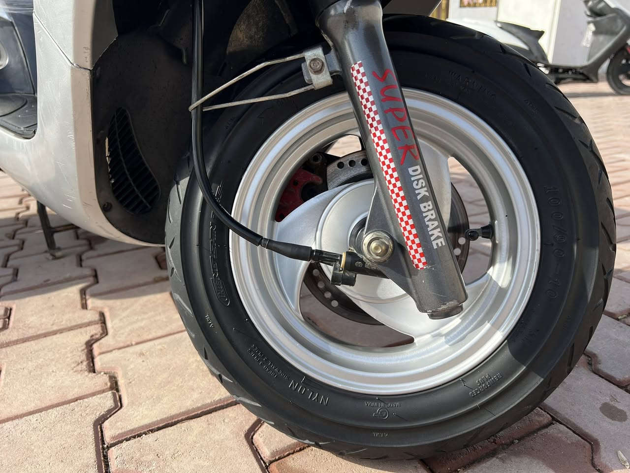 السلام عليكم دراجه كامكو v2  مديل 2015 لون رصاصي دراجه رمبه ستعمال شهر كفاله محرك وكفر ختم واحد العنوان الديوانيه الحمزه الشرقي ***********
