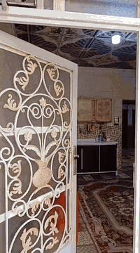 بيت زراعي للبيع 335م شارع الزوار خلف مسجد السهلة واجهة 11م نزال 29م شارع 8م يبعد 10م عن الشارع الرئيسي غرفتين وصالة واستقبال ومطبخ ومكشوفة 2صحيات 3 السطح فرشي تشاريف مسكوف بكيسبان سند 25 حديقة 100م الشبابيك المنيوم الاساس صب كونكريت البيت كاشي سيراميك مع سبالت 2 سخانات 2 مع مراوح وماطور ماء كاونتر155 مليون مع المجال للاستفسار ***********
