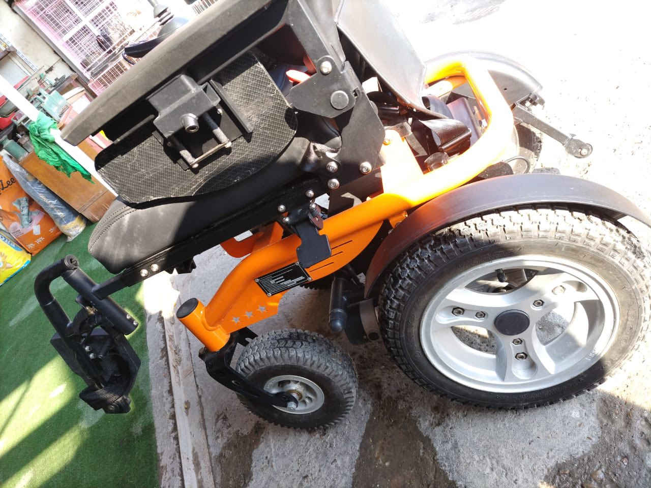 عربه كهرباء للمعاقين
استخدام اقل شهر 
دبلات 
احزام امان
السعر 800
بياع شرطه رائعه
رقم ‏0790 134 5020‏
