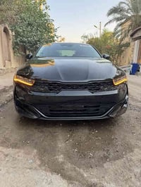 كيا كي فايف موديل 2023 السياره حره باسمي بدون رقم  ضررها فقط تبديل بني...