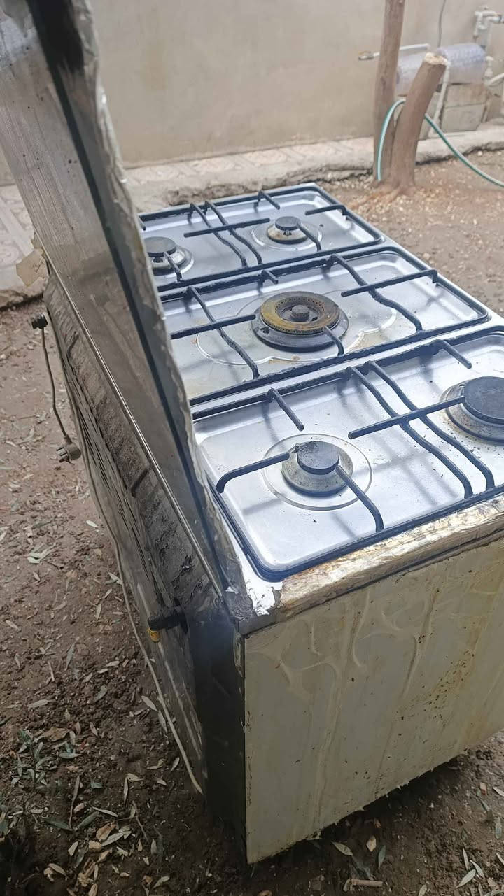 مرحبا 
للبيع طباخ او فرن غاز منزلي،
يحتوي على 5 شعلات غاز.
مزود بفرن وشواية.
مصنوع من الستانلس ستيل.
يحتوي على إشعال ذاتي كامل لجميع العيون.
من شركة المحتملة هي "Jumbo" (جامبو)
للتواصل واتساب *********** كركوك, العراق
