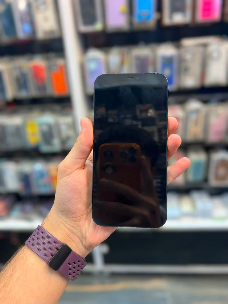 سلام عليكم ايفون 12pro max باتري 83 الجهاز ابلادي وتر ع فحص نضافه عاليه جداً  السعر 550 مكاني الحريه *********** 
مع ملحقات كامله
