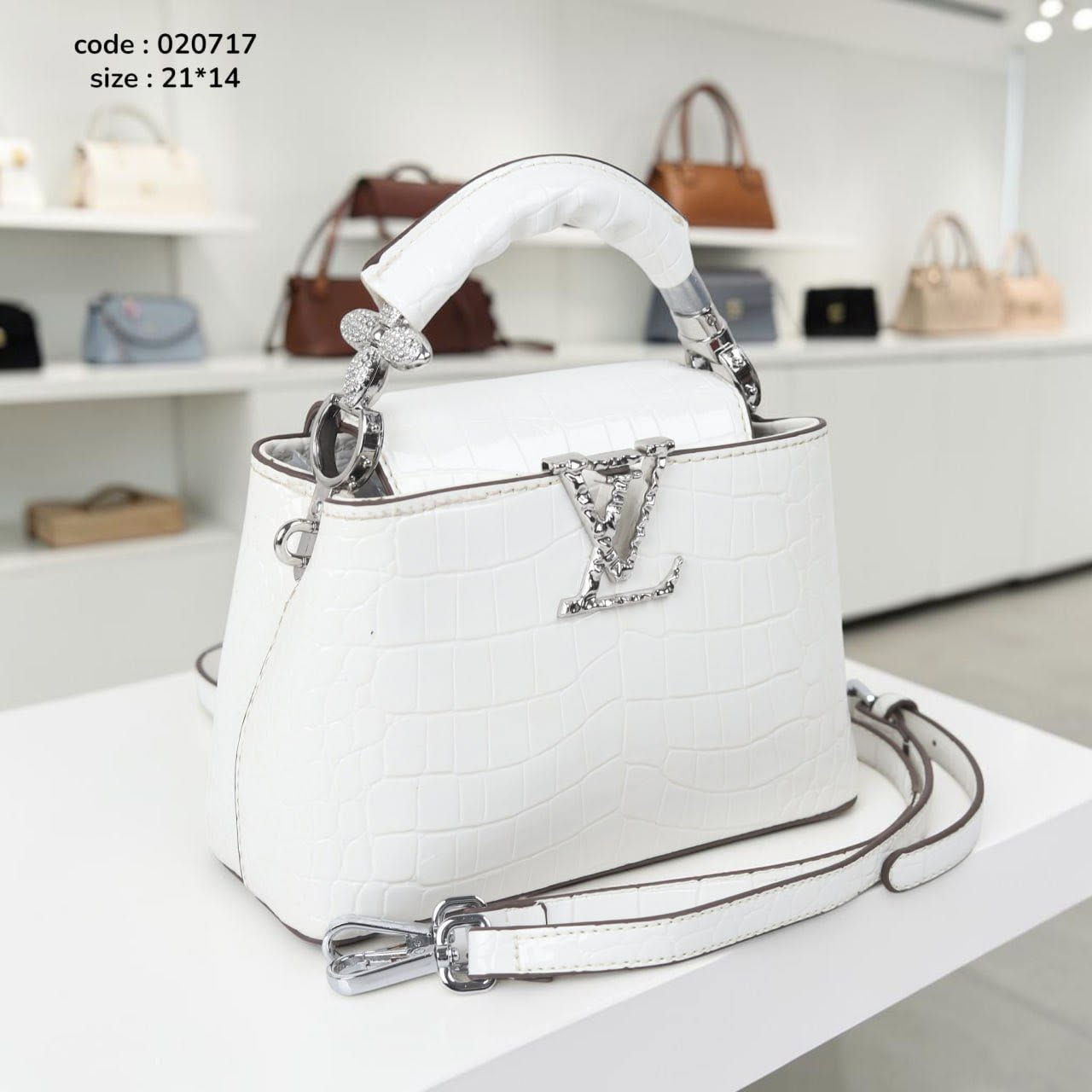 LV ماستر🫣
يعني اعلي كوالتي فالسوق وطبق الاورجينال ونفس الخامات بتاعته🔥🔥🔥
Size:21*14

السعر🔥🔥🔥🔥🫣


**إذا كنت صاحب هذا الإعلان وتريد حذفه لأي سبب، رجاءا أرسل رسالة إلى الدعم الفني**