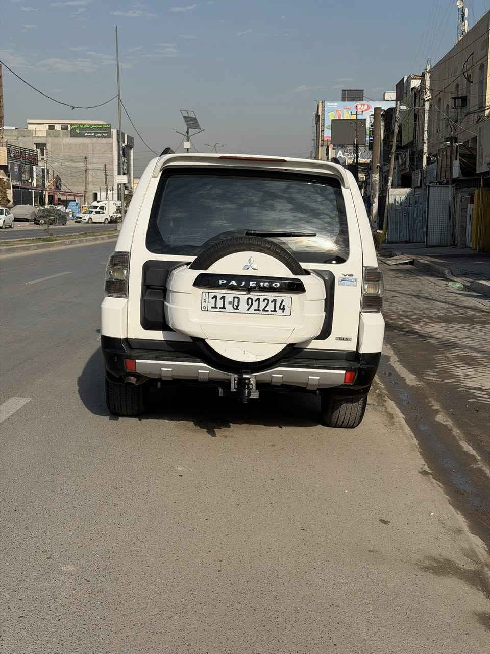 السلام عليكم سياره للبيع  باجيرو ٢٠٠٨ خليجي رقم بغداد الإنكليزي بسمي سياره كفاله عامه من الصبغ غير باب خلفي مبدل نفس الون  جديده على وضع الشركه سياره صدر امامي خلفي جديد مكينه 3000 ادامه جديده ماشيه 240 تبريد 3قطع كير ومكينه مكفولات ساره كلش جديده بعد احله من الصور 
رايدهه 122وبيهه مجال 
مكان بغداد العامريه 
رقم ***********
رقم ***********
