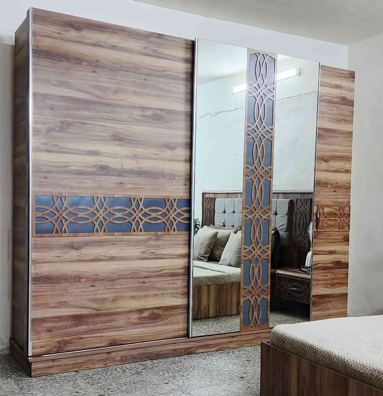 السلام عليكم غرفة نوم 5 قطع 
اشتريتها من الجشعمي من بغداد بمليونين 
رايدتها ب 900 وياها دوشك نوعية "المميز"
واتساب/***********
