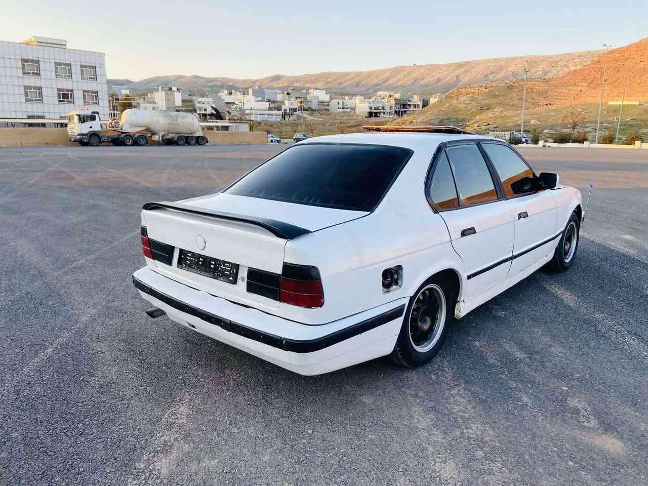 سڵاو بەناوی خوا bmw مۆدیل 1994 مەکینە 520 کەپسی سمسە علوج گێڕو مەکینەو ئەکسل  تەقەو ڕەقەی بەشەرت کارەبای مەزبوتە لێدرانی قورسی پێوە نیە سەیارەکە زۆر بەقوتە ئەکسل قوفڵە سعر 20 کەمێک مەجال ژ.م *********** كويسينجاك, أربيل
