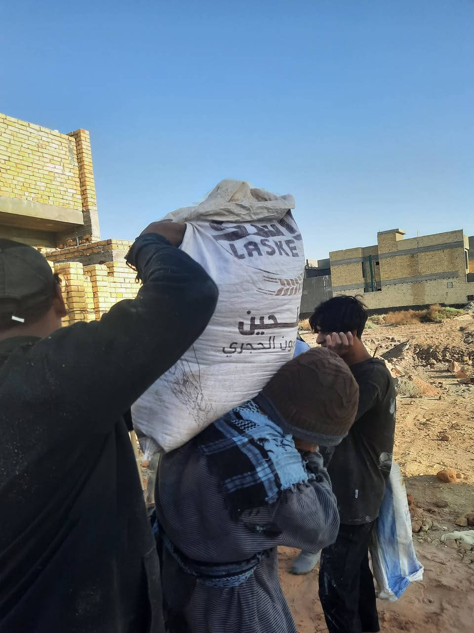 السلام عليكم عمال تصعيد مواد بناء رمل كاشي سمنت تكشير تفليش صب اي شي  ***********
