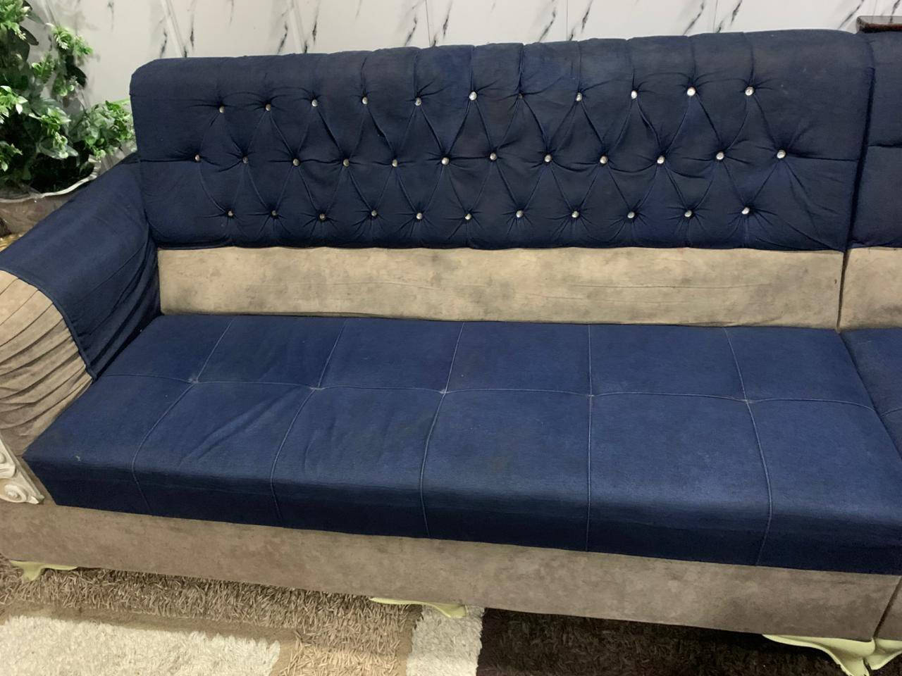 تخم ديوان 10 مقاعد نضيف يحتاجه تنظيف بسيط السعر 250 الف بي مجال مكاني ان الكبر والغزلان حيور رقمي ***********
