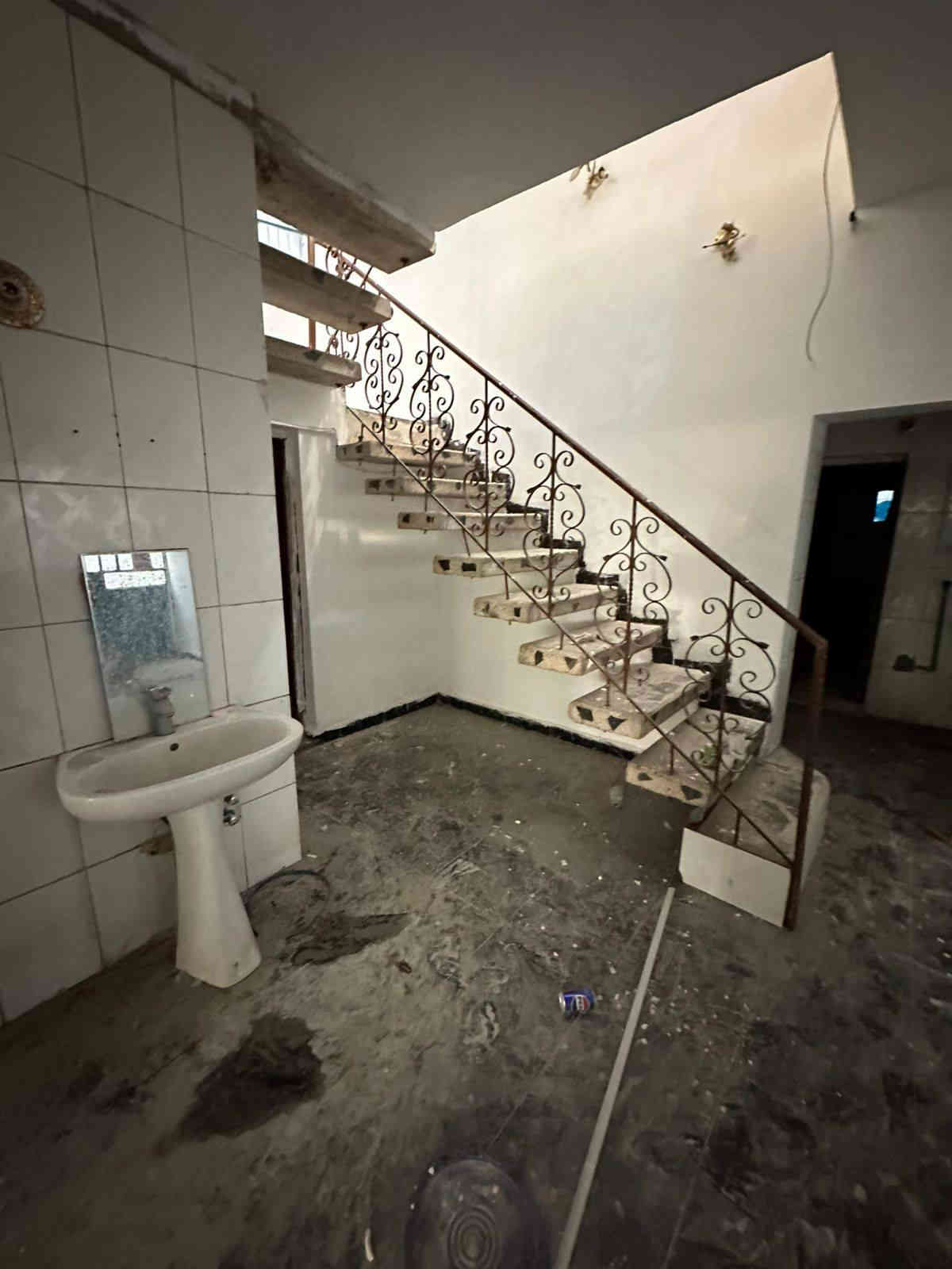 للأيجار بيت مساحه 300 متر في #السيديه  ✅
يحتوي على 5 نوم وصاله ومطبخ وخدمات وهول حولي وحديقه 
وكراج ✅❗️

*يسلم الدار خلي من النواقص جاهز من الصبغ الكامل *

الأيجار مليون ونص 🔶

الموقع السيديه شارع الخيزران 📍

_______________________________________

للأستفسار اكثر تفضلو بزياره مكتب الطائي للعقار 💎

السيديه شارع المركز عماره شركة السراب للمطابخ ✔️

او الأستفسار ع الارقام ادناه 📞↘️↘️ (متوفر واتساب )📌🔛
***********
