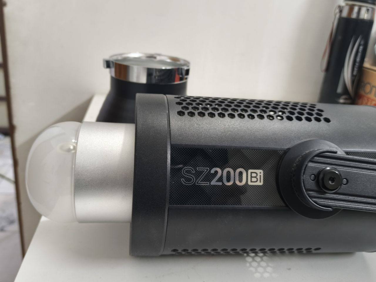 معدات تصوير للبيع
 ..
اضاءه godox sz 200 bi 

القدرة (Output Power): 200 واط.  
​درجة حرارة اللون (CCT): متغيرة من 2800K (إضاءة دافئة/صفراء) إلى 6500K (إضاءة نهارية باردة).  
​ميزة الزووم (Zoomable): تسمح بتغيير زاوية انتشار الضوء من 20° (مركزة/Spot) إلى 65° (منتشرة/Flood) عبر قرص تحكم يدوي.
... ..... 
  ستاند الاضاءه 
بالاضافه الى سوفت بوكس 

السعر خاص 
مكاني بغداد الغزاليه لا يوجد توصيل
الاستفسار واتساب ***********
