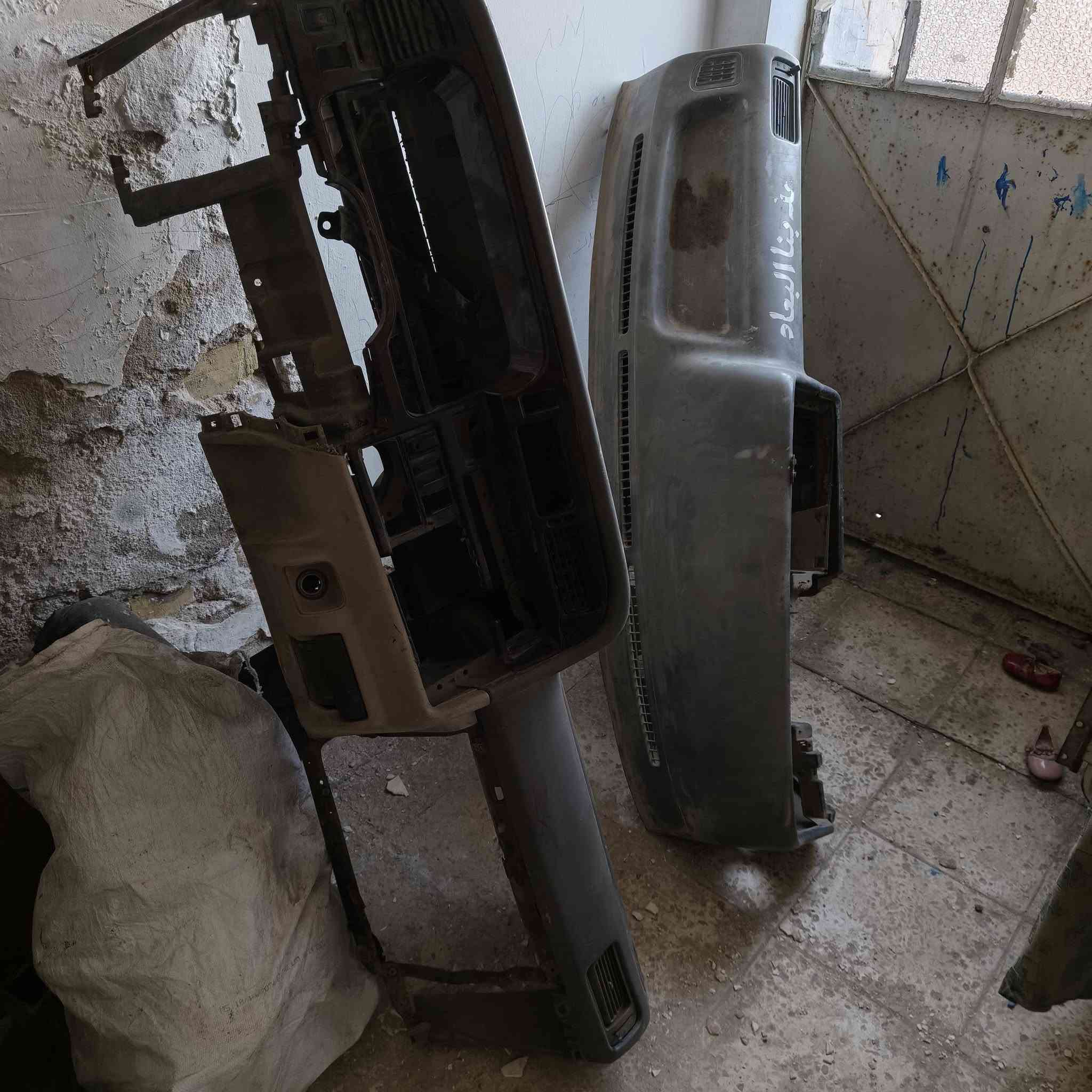 السلام عليكم شباب كلشي موجودللفتون تفصيخ اصطاب اكسلات طبلات شفتات هدروليك بيبان كيرات نجي مكانيك وكهربائي خابروتدلل ***********/***********
