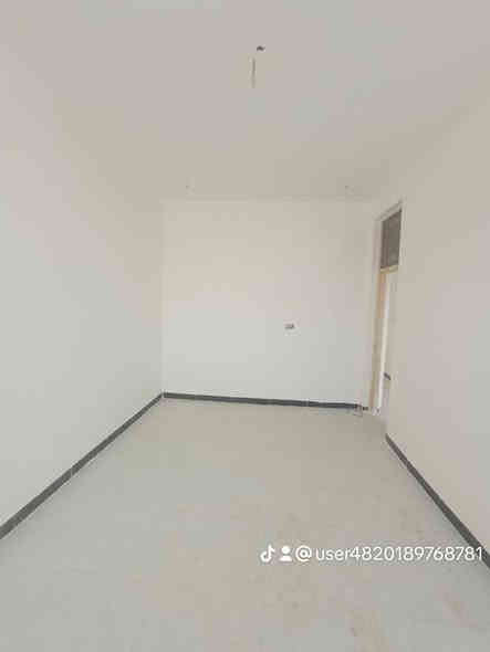 اللهم صلي على محمد وآل محمد 
دار للبيع المساحه 100م واجه 5نزال 20 طابو زراعي سند                      25تحويل مباشر بأسم المتشري 

طابق واحد 
غرفه نوم وكلدور وستقبال ومطبخ حار وبارد وبيتونه ومجمع صحيات داخل وخارج  حديث 2025مامسكون استلام مباشر 

عنوان حله قرب مزار العلويه شريفه ع قريب جدا من شارع العلويه شريفه ع 

اترك تعليق ويتم الرد خاص او اتصال ***********
