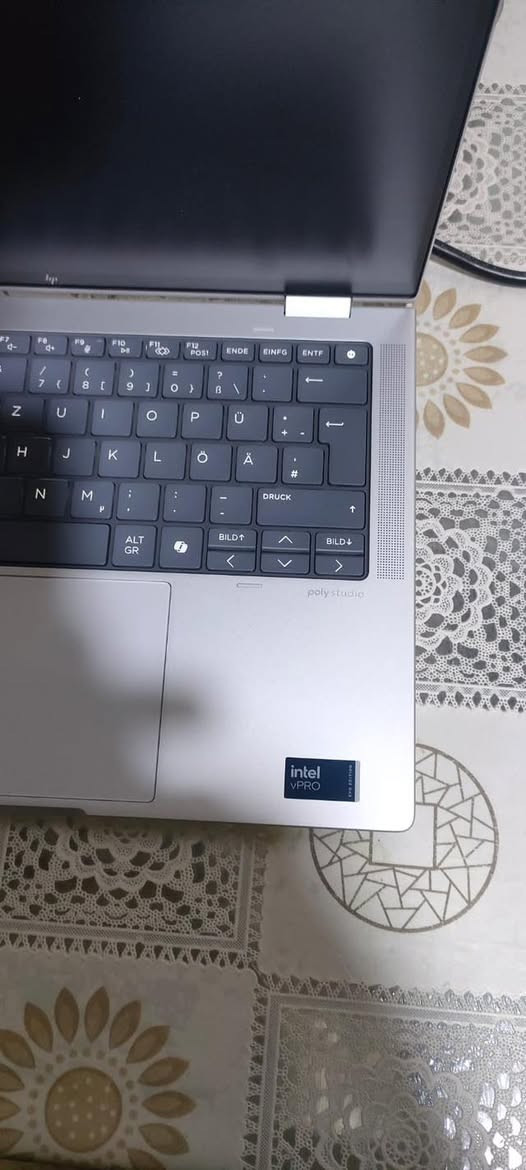 السلام عليكم
شباب عندي لابتوب جديد 
اخر اصدار 
و الموصفات واضحه مثل ما موجود بالصوره
شاشة لمس + قلاب 
كامل كارتونه و غراضه 
شاحنة تايبس الاصلي شركة 
للتواصل مع الصفحة
او الاتصال 
***********
***********
