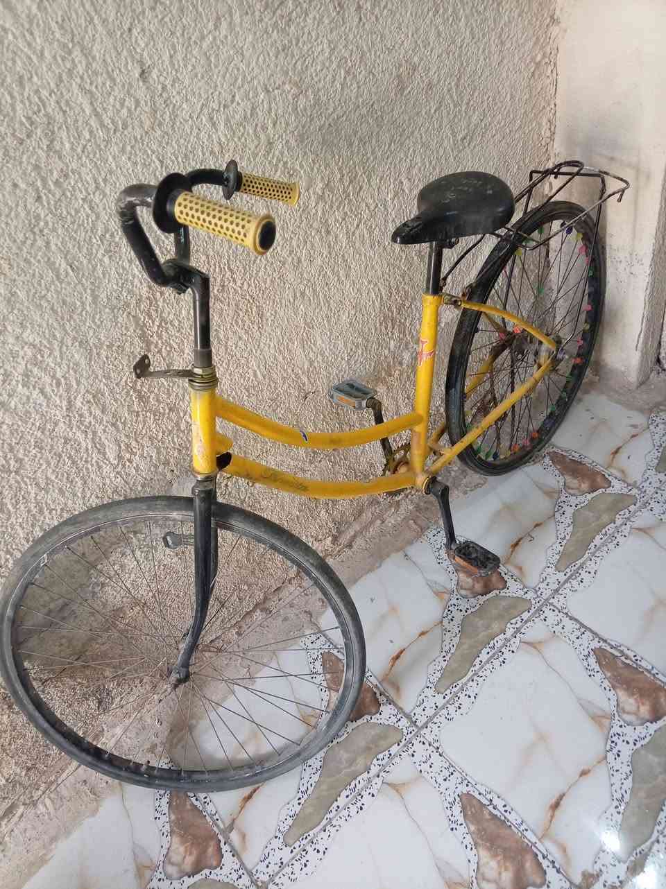 غراض للبيع سخان شرط شغال بس بي ثقب من جوه البايسكل نضيف كدامك بس الشاصي طاك
***********
***********
