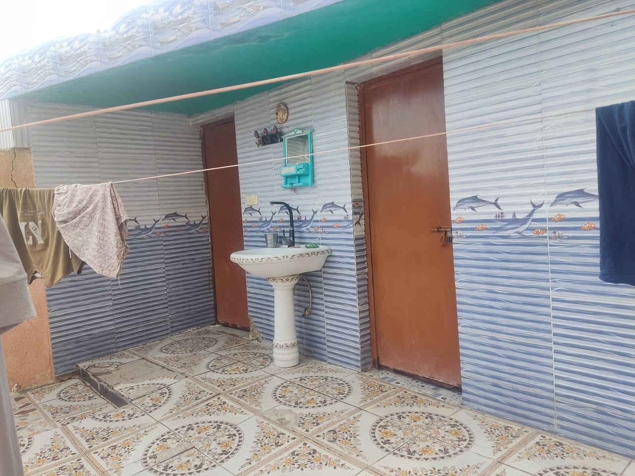 للبيع بيت منطقه ابو غريب الحصوه مساحه 100 متر مربع بالسند بس بالواقع اكثر تطلع 130 متر  تفاصيل اكثر خاص   سعر 85 وبيه مجال بسيط تواصل خاص او على رقم ***********
