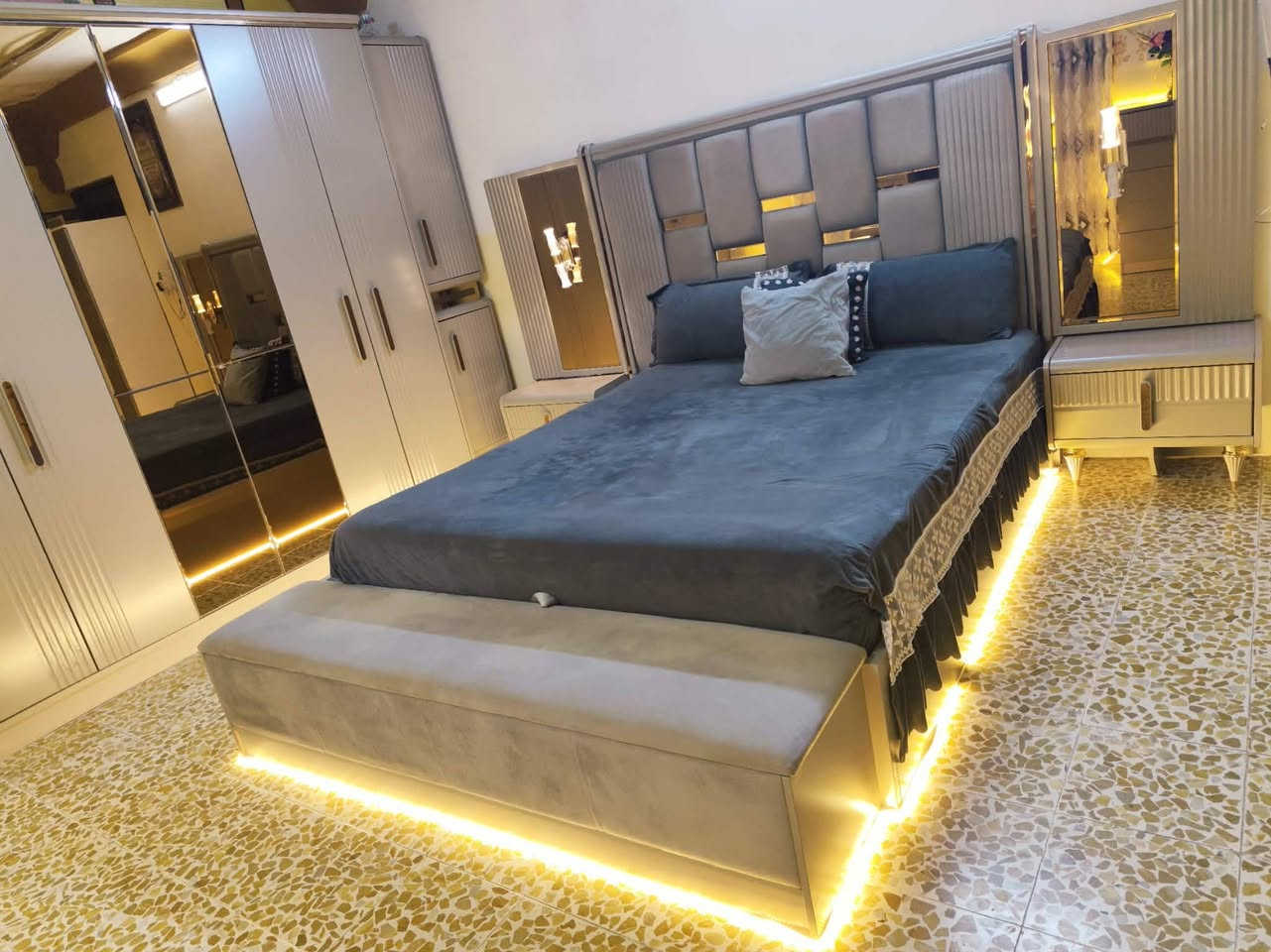 غرفه نوم  ماركه صبغ حراري نضافه اخو جديد السعر  مليون 600 بي مجال عنوان الرشيدية ***********
