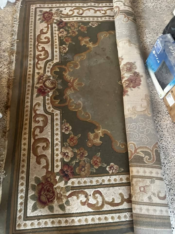 سلام عليكم
الهم صلي على محمد وال محمد 

5 زوالي للبيع 

حاله مستعمله حالتهن ممتازه  فقط يرادلهن غسل 

الاخضر والازرق قياس 4*5

الاحمر وبيجي قياس 7*5

و المشجرات قياس 4*5 

والاخيره مجانا مادري شكد القياس 

الكل للبيع ب 150 وبيهن مجال 

مكاني بغداد الطالبية 

***********  غير موجود على الفيس
