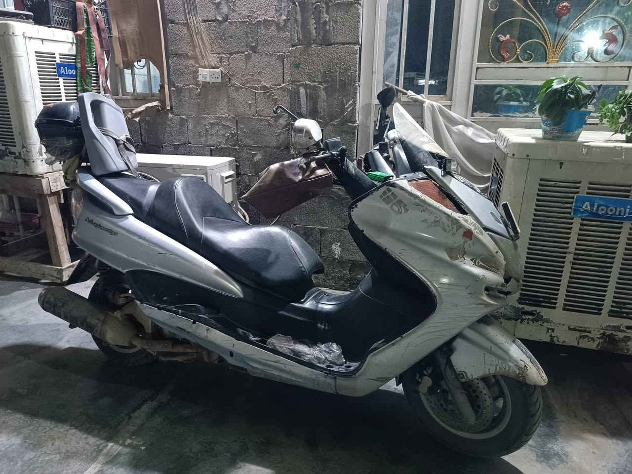 ماجستا للبيع فقط مكاتبه بيها  مكينه مامفتوحه كفراتها 50% 
استان حساس واستان ثنائي بس طاك يرادله بس لحيم ماعندي مجال الحمه دراجه خير من الله  سعرها 500 الف وبيها مجال للشراي مكاني بغداد بسمايه قريه 10 واذا اكو مراوس بفورزه صفر 10 أو 12 هم اراوس 
***********
