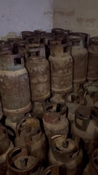 قناني  غاز البيع ٠٧٧٣٣٦٣١٠٣٦ السعر ٤٥ ألف جمله والتوصيل داخل بغداد ٤٧ا...