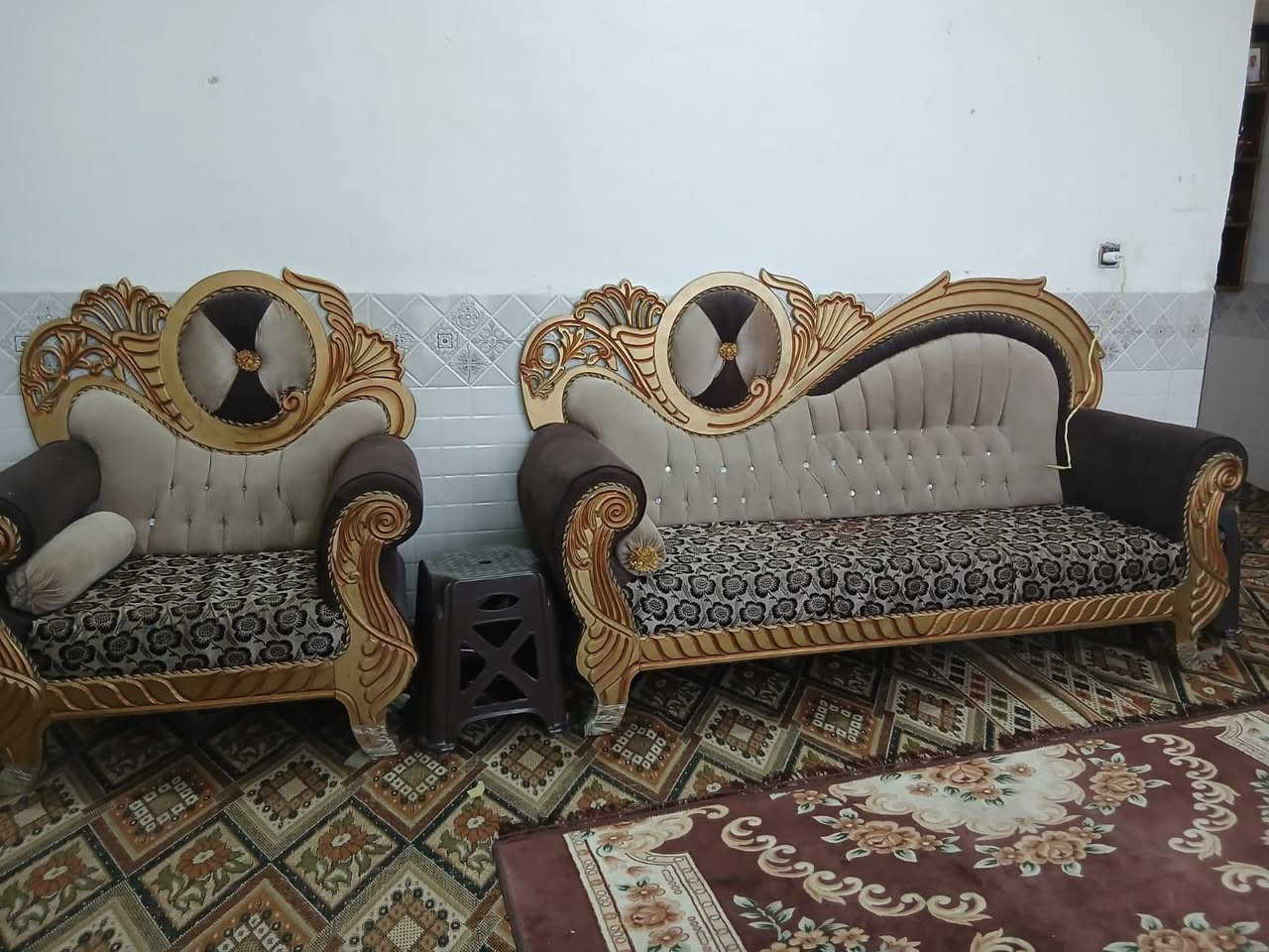 سلام عليكم تخم 10 مقاعد ملكي جديد مابي اي شي كلش حلو للبيع سعر 375 وبي مجال ***********
