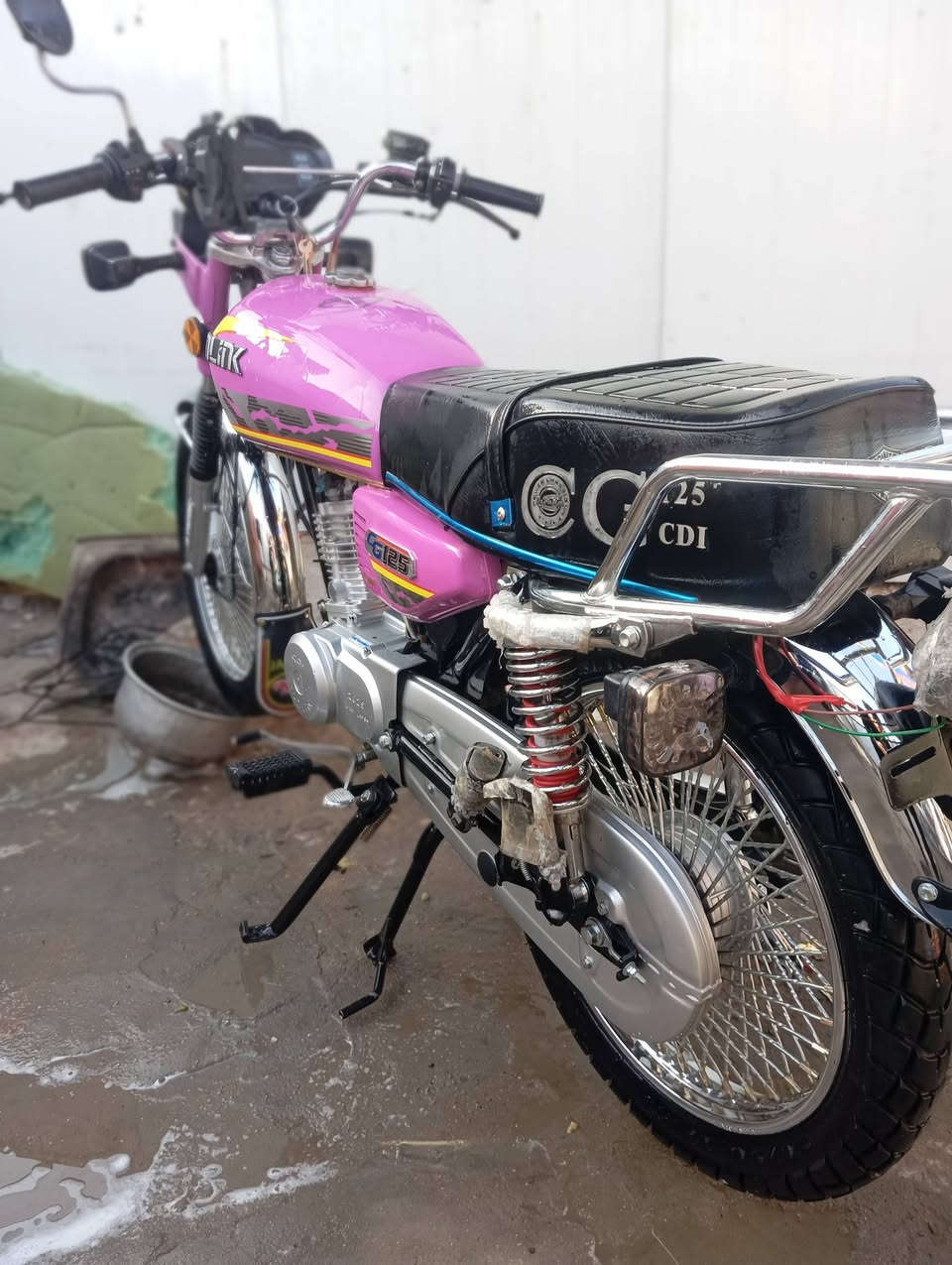 سلام عليكم دراجه لبيع بعته زيرو2025/12اوراق سكنره ومكاتبها بسمك سعره 900وبيه رقم  واتساب ***********
