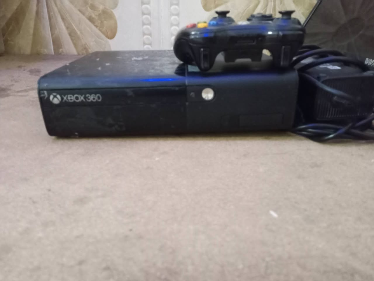 ل XBOX 360 بعده نضيف ويا جوستك 2 ومع كامل ملحقاته اريد اراوسه بتلفون نضيف وكون عنده توصيل مكاني ديالى ممتواجد فقط واتساب ***********
