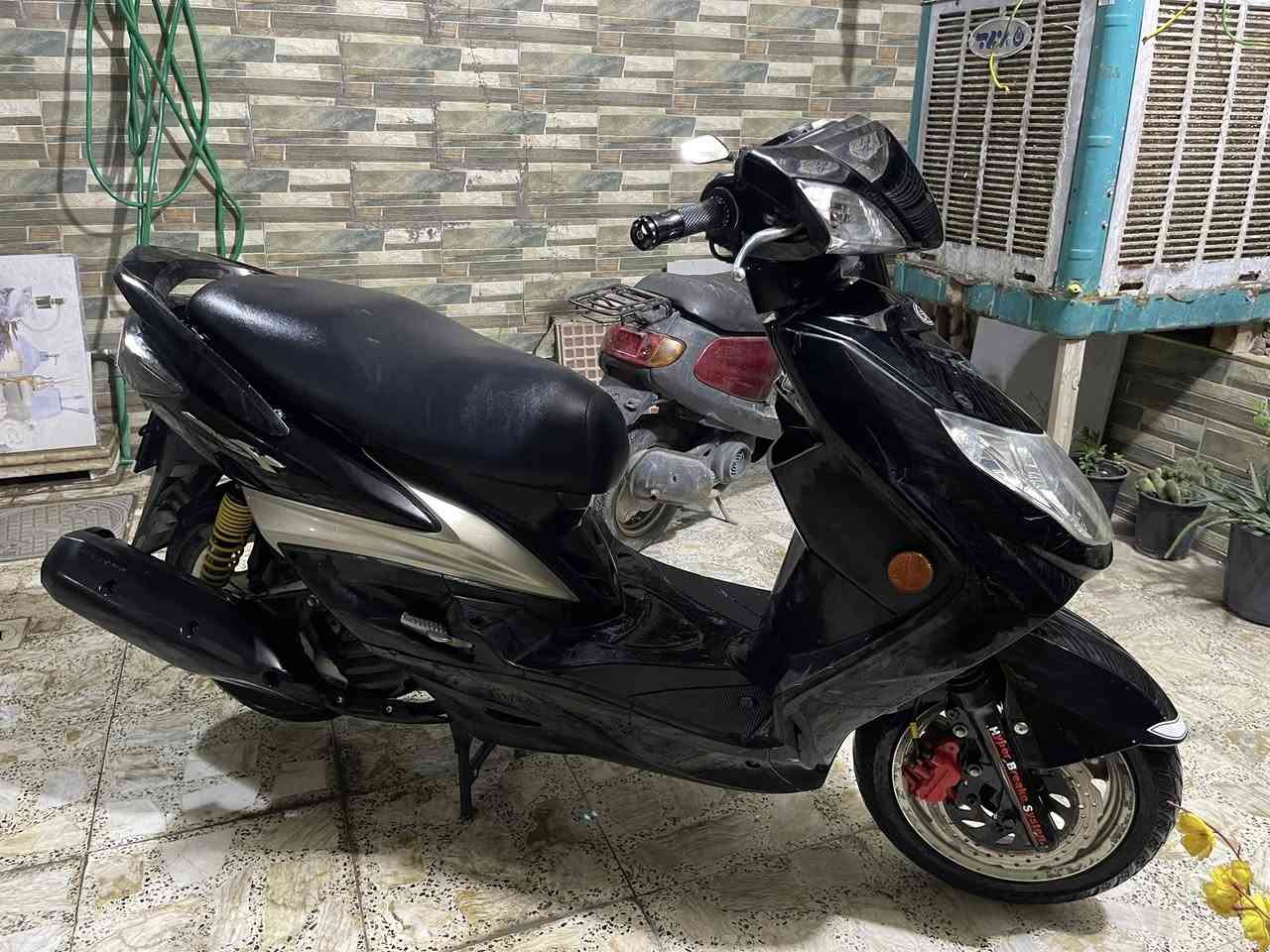 السلام عليكم دراجة للبيع او مراوس سكنس فحل طلاعات سكليتر خطين بكلايت لد بلاديه كلة شغال سلف  بيهه دكشن عالي رياضي بلادي اشاير لايت كلة شغال تخم تايرات جدد دبلات امامي جدد فج امامي جديد دهن جديد جيب فيتر وفحص فقط عداد الاكتروني طفه عنوان بغداد الحريه او الكاظميه  للاستفسار ***********
