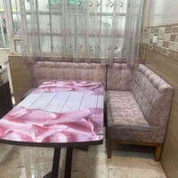 ميز طعام مع قنفات عدد اثنين السعر ٢٠٠.   الف دينار   الاتصال ع الرقم 0...