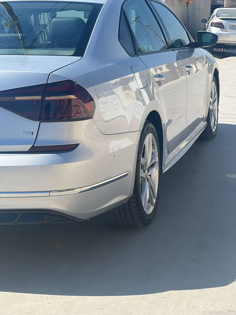 VOLKSWAGEN PASSAT  R-line 2018
فولكس واگـن باسات ار لاين
صورة حادث موجود بالصورة نص بونيد وجاملغ سكن 
جاملغ سكن خلفي و باب سائق خلفي مصبوغ 
 رقم بغداد مشروع الوطني  
ماشية97 الف ميل 
محرك T 2.0 توربو
شفتات سرعة 
مثبت سرعة - قيادة ذاتية
نظام المحافظة على المسار
رادار امامي + جانبي + خلفي + كاميرا خلفية 
التوقف ذاتي عند الرجوع
كشنات جلد هيتر بالكشن
كشن  كهرباء
لايتات وكالة
شاشة كبيرة 
مرايا هيتر 
*********** الحويقة, كركوك
