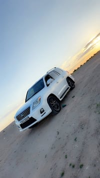 لكزس 2010 ومعروفه المواصفات 1/1 للمراوس وحسب القناعه. 07741000035