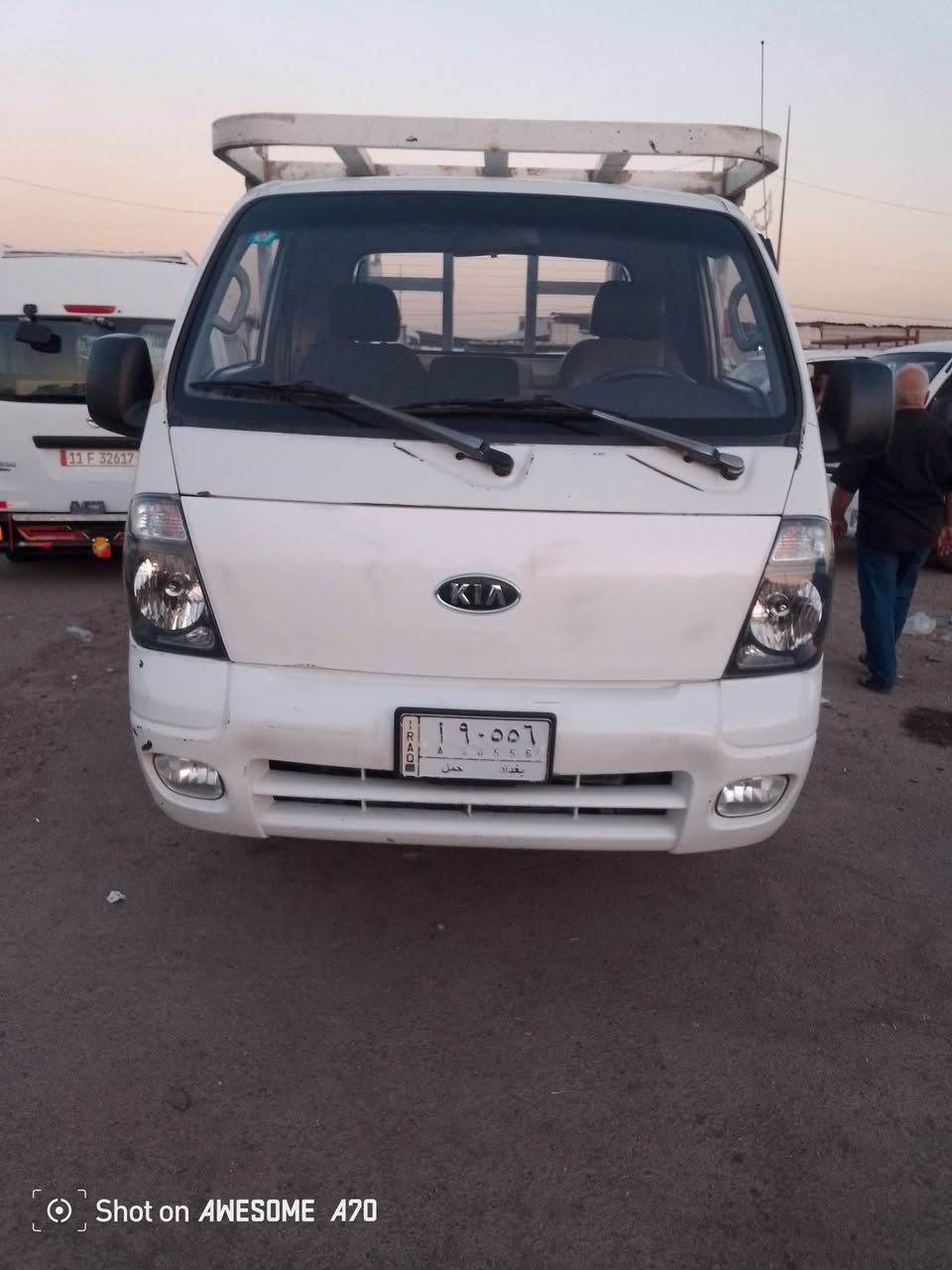 كيا فحل موديل 2006 تك قماره 
سيار جديده مال جناي جاهزه من جميع نواحي 
رقم بغداد بسمنه تحويل مباشر   سياره مكفوله من ضربه 
محرك كير اكسن مكفولات                      صبغ بلاديه 
شاصي رقم شاصي مكفول 
محور 14 تايرات جدد كهربايات كله شغاله
مكان سياره بغداد العبيدي السعر تصل وبيك خير وتدلل 
اني مكلف بل نشر هاذ رقم راعيه ***********
