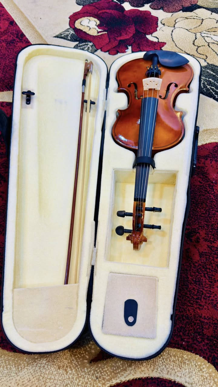 كمان (Violin) مع حقيبته، وتتميز بمجموعة من أوتار V68 والقوس متوفر قياس 4/4


**إذا كنت صاحب هذا الإعلان وتريد حذفه لأي سبب، رجاءا أرسل رسالة إلى الدعم الفني**