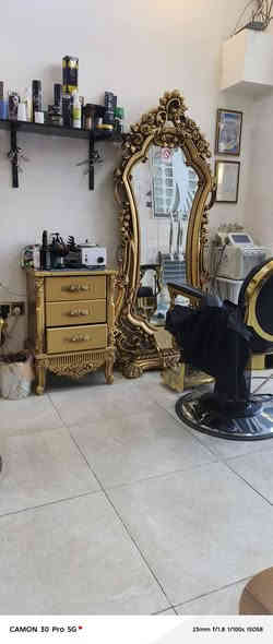 السلام عليكم صالون حلاقة وليد للرجال بحاجه الى حلاق ماهر العنوان الحارثيه شارع الكندي خلف مستشفى الاميرات للاستفسار الاتصال***********
