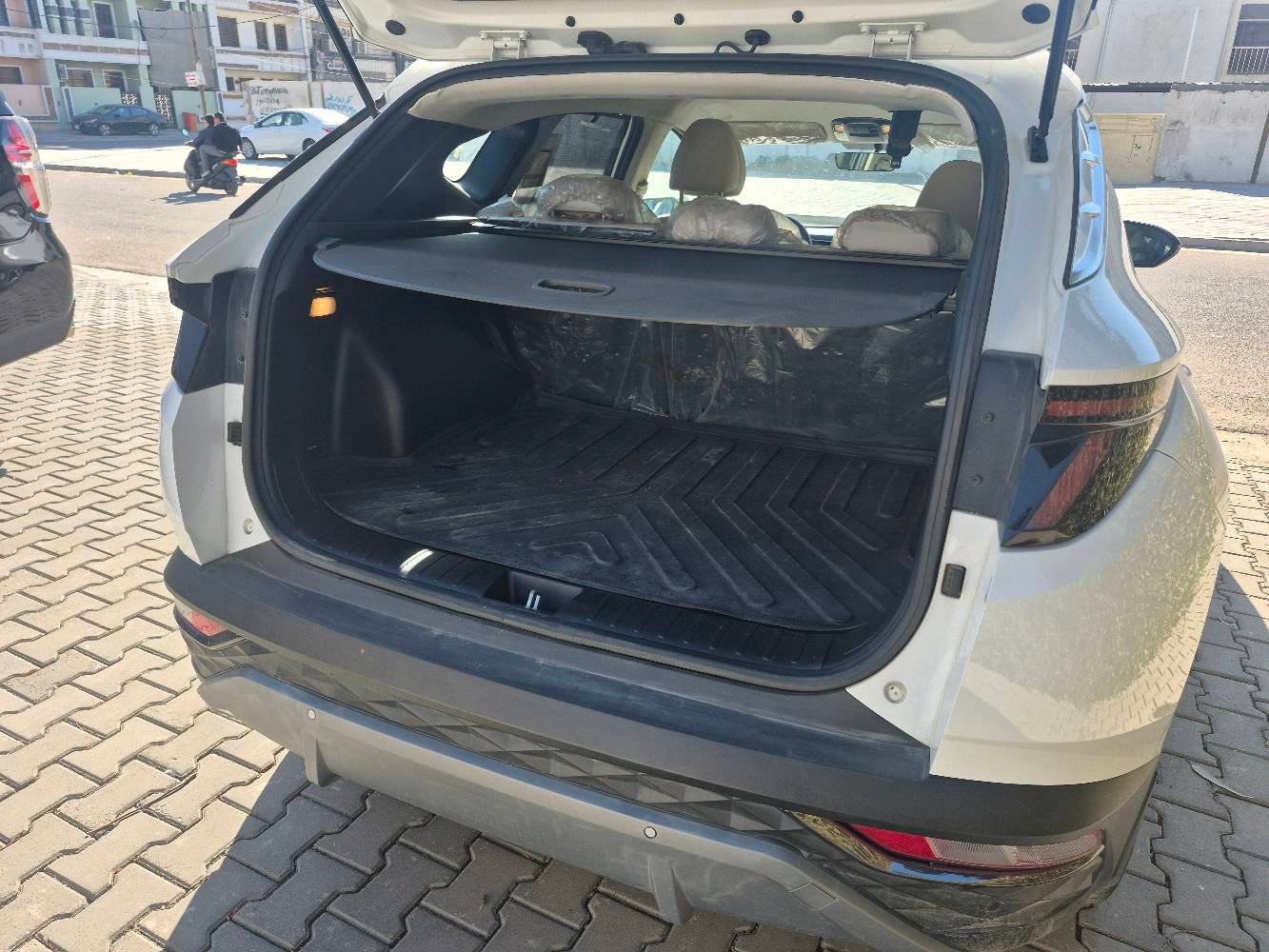 توسان 24خليجي محرك 2000فول ماعدا البانوراما بصمه تشغيل عن بعد حساس امامي خلفي لد امامي خلفي كراسي 2كهرباء هاندبريك بصمه اوتو هولد مانع انزلاق وانحدار اشايرومري شفط بردات ب ابواب شحن واير ليس مود درايف تحكمات شاشهوكامره زنون  الخ 
ماشيه 42  كفاله من الصبغ بيها بارد قليل  يم الرقم الخلفي والسونار موجود 
بغداد حي جامعه
سعر 212
***********
***********