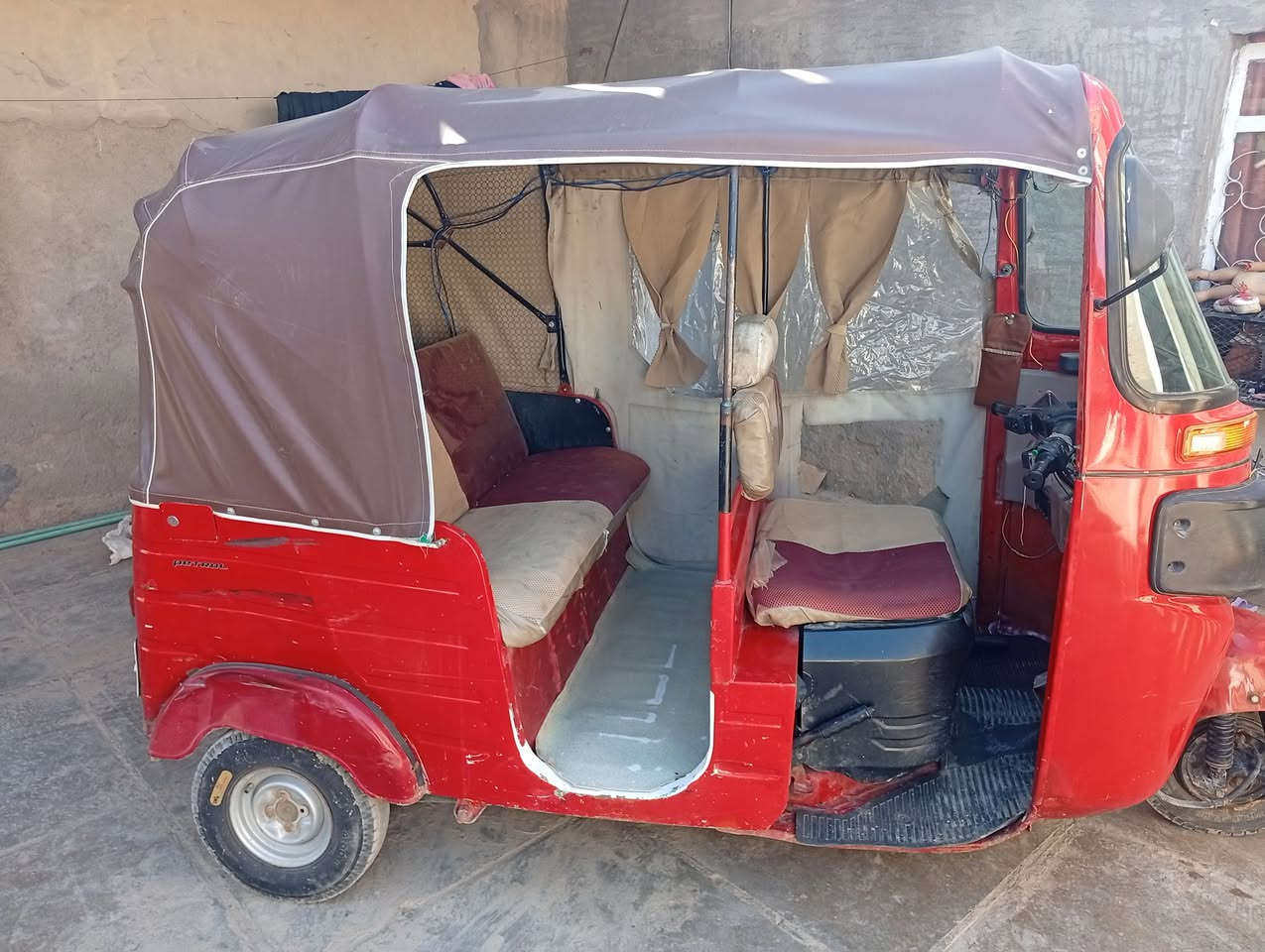 السلام عليكم 
تكتك 18رقم و سنويه  واسط تكتك كامله  كبل للشارع بس تنضح من الكلجات قليل بيها ضربه بسيطه بصفحه واضحه بصوره السعر 4وونص و بيها مجال للشراي للاستفسار الاتصال ***********
