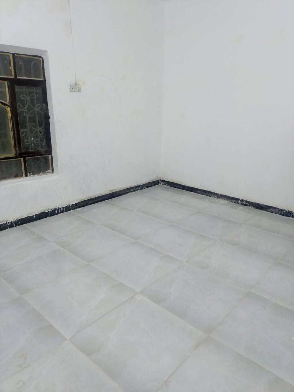 السلام عليكم بيت للبيع حي الحضارة موقع تجاري ع تقاطع شوارع مقابيل ساحات ينفع محلات أو استثمار أو شقق المساحه 100 مربع 10 في 10تبليط ومقرنص جاي يشغلون بي الطابق الأول غرفتين نوم وصاله ومطبخ وحمام وطارمة وحديقة الطابق الثاني غرفتين نوم وصاله البيت نضيف عالي عن الشارع جاهز للسكن يباع نقد ومبادرة سريعه بمقدمة اتصال أو واتساب او تعليق ***********
