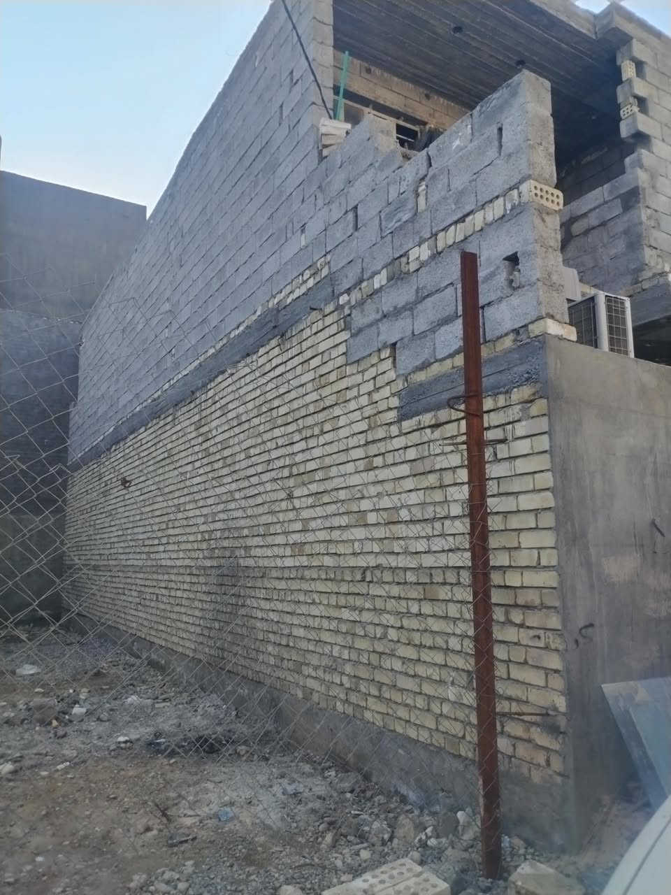 الدار للبيع في زراعي الوليد طابق الول طابوك وثاني بلوك صب مسلح المساحه 70 متر طابو زراعي قرار 25 بي قرار محكمه بسمك شارع تبليط ومجاري السعر 68 وهذه رقمي ***********
