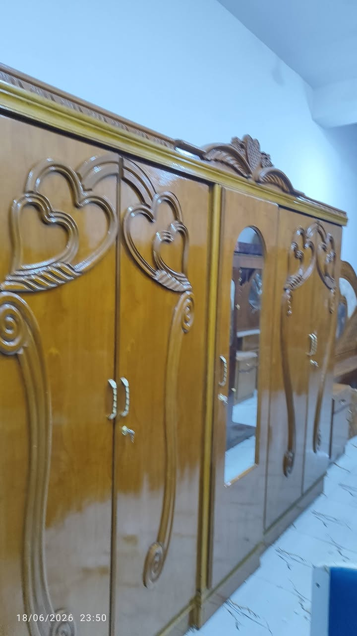 يعلن معرض نجارة المنتظر 
غرفة نوم 5 ابواب تزكام اخو الجديد شغل درجه اولى شغل الحي 
كاملة مع كافة الملحقات وبسعر مناسب 700 الف والشد مجاني 
الموقع واسط قضاء الحي شارع الشباب 
للستفسار 
***********. علي
