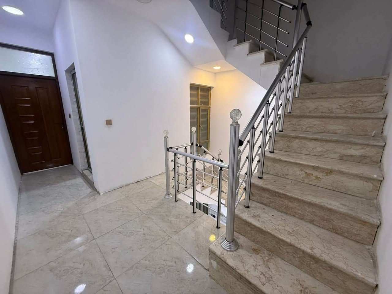 للبيع،،،،دار 🏠حديث، يحتوي  ع ثلاث غرف نوم ستقبال ومطبخ طابقين الموقع📍الشعب قرب العياده الشعبيه، المساحه📐71 م الواجه 4,5 النزال 17 للاستفسار  ***********
