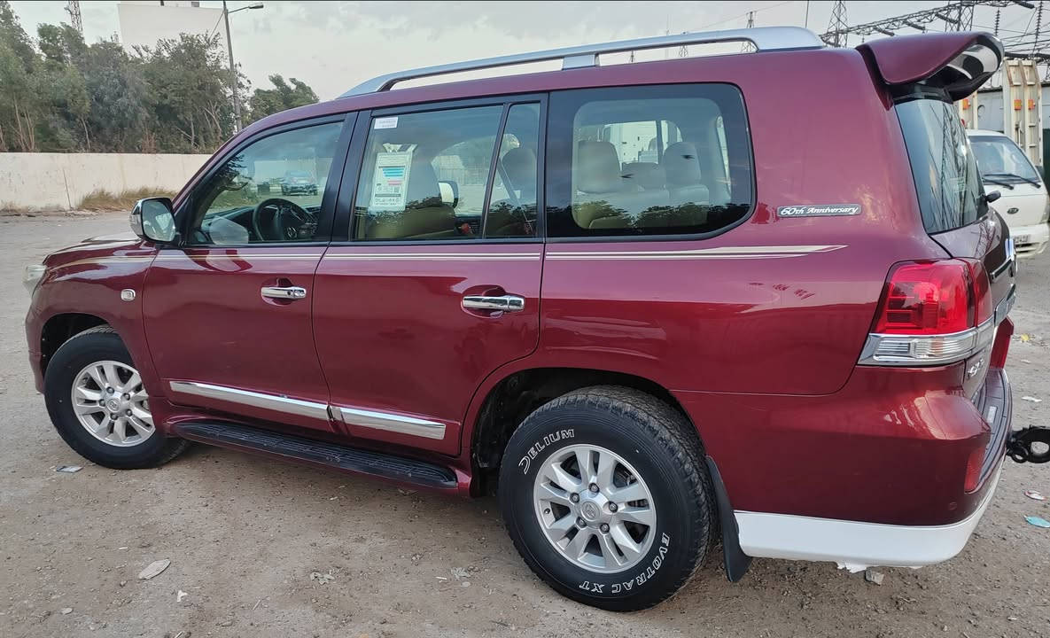 سلام عليكم لاندكروزر مونيكا 2011 ستينيه بلاديه السيارة مكفوله من الضربة والتبديل بيه صبغ بالبنيد بدون معجون وبدون فتح وبيه مقدار شبر اباب السايق
بقية السياره مكفوله 
محرك مكفول من تنقيص ولا تبخير ولا صوت 
كير جديد حداديه جديده تخم تاير جديد 
مواصفات السياره فول 1/1
سلايت 
بصمة 
كشنات كهرباء 
كشنات جلد 
تحكم ستيرن 
شاشه 
كامره 
رقم السياره بغداد الدولي الجديد 
مكان السياره بغداد 
السعر ٢٨٥
***********
