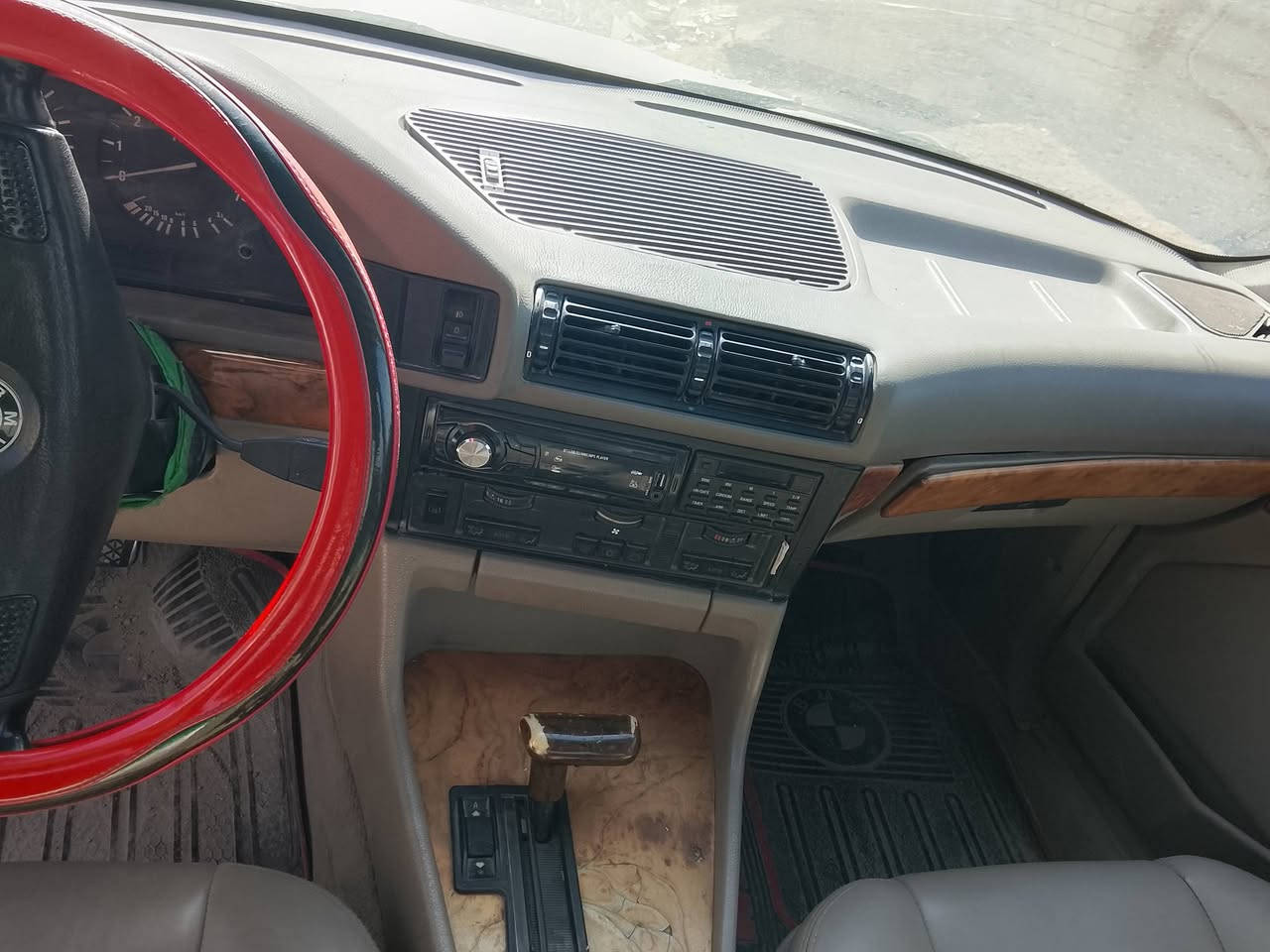 السلام عليكم بيئم 535الون رصاصي  داخل جلد بيجي كهرباء  السيارة أحله من الصوار السعر  45وبيه مجال الرقم
*********** متواجد با الفيس
