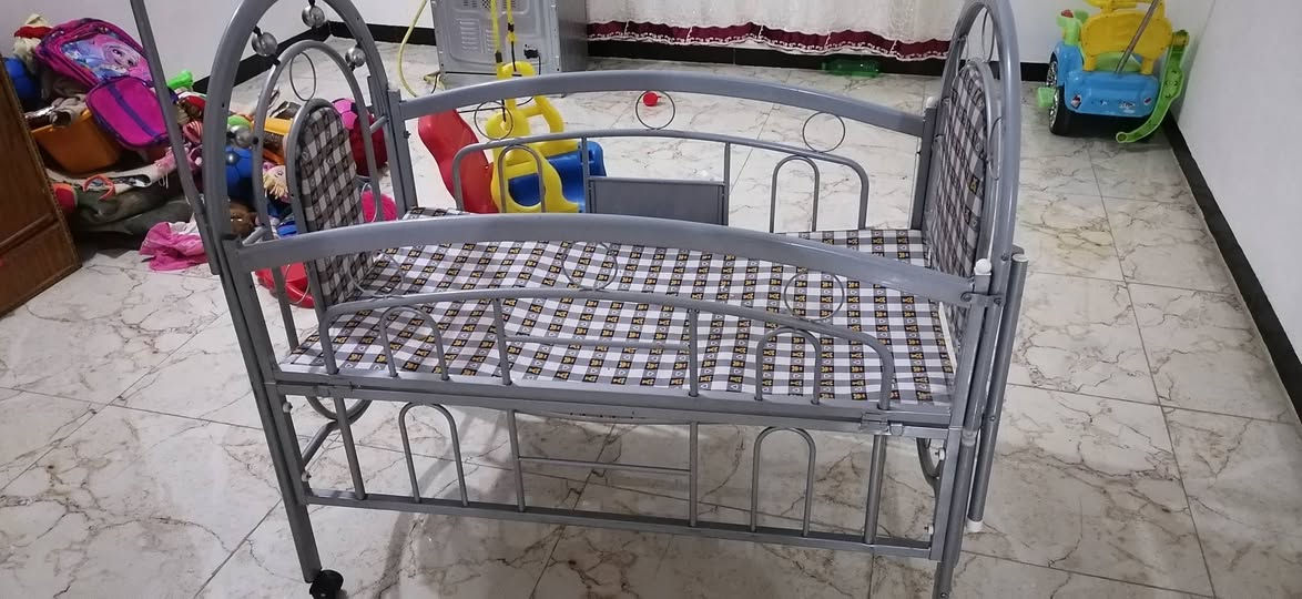 السلام عليكم كاروك أطفال يصير كاروك ويصير جربايه وينفتح على الجربايه مال العائله من عمر سنه الى ٥ سنوات الكاروك نضيف استخدام قليل وبيه تعلاكه مال غشوه سعره ٥٠ وبي مجال عنواني حله مركز ***********
