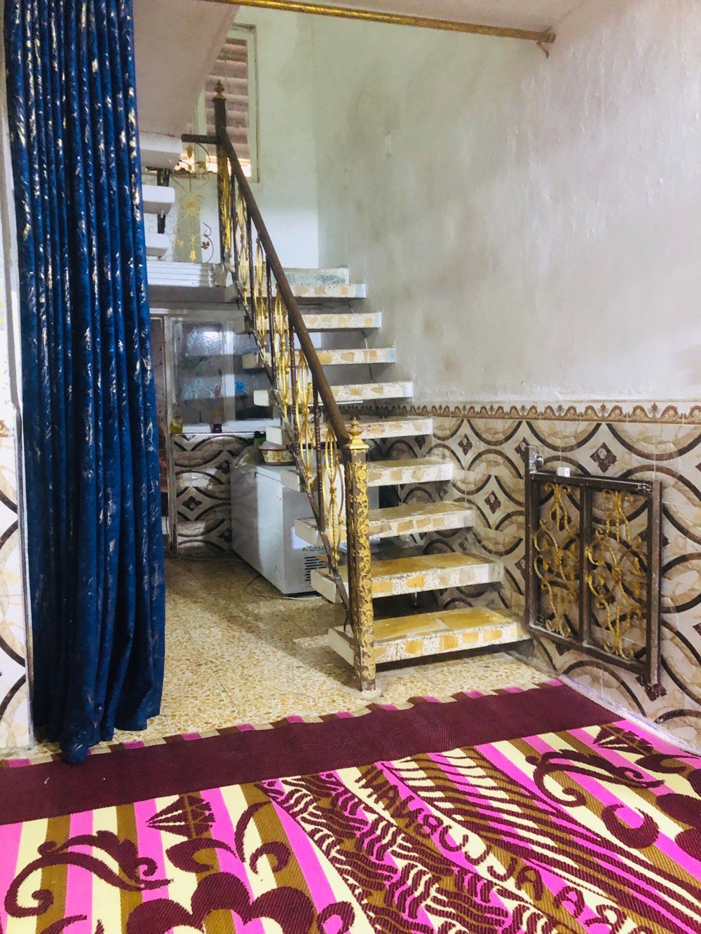 بيت للبيع مساحه 200 متر الطابق الاول يحتوي على (استقبال ،مطبخ +مطبخ حراري، غرف نوم عدد 2 ، صاله وحمامات داخليه وخارجيه ،مخزن+محل)
الطابق الثاني يحتوي على 
(غرف نوم عدد 4 ،صاله،حمام ، بلكونه جميله)
مكان المنزل ميسان حي الامام صادق للستفسار اتصل على هذا رقم*********** متواجد خط + واتساب