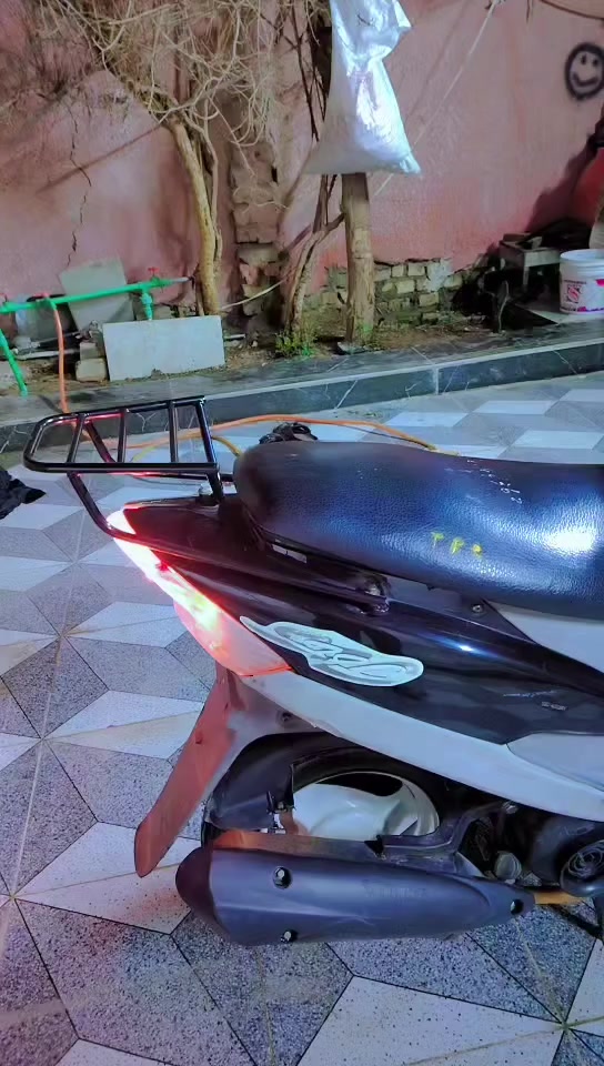 سلام عليكم دراجه ماكس البيع دراجه ما مفتوحه ونضيفه شوفت عينك كله شغاله السعر  650الرقم ***********
