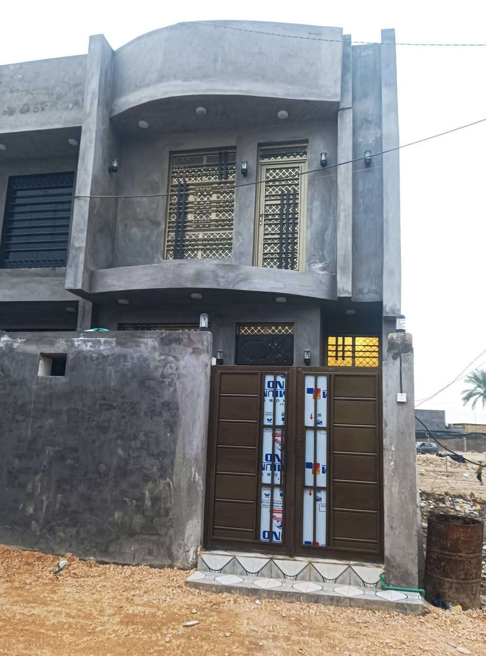 مشتمل طابقين طابو زراعي سند 25 يحتوي غرفتين وصاله ومطبخ وهول صحيات داخليه و خارجيه خط مولده كامل على اخر شي جيب غراضك وتسكن  غير مسكون سابقآ يبعد عن شارع 100 /75متر للاستفسار ***********
