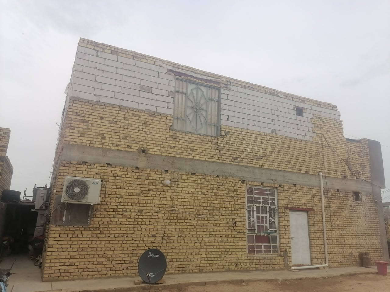 السلام عليكم بيت للبيع مساحه 280 متر  خلف مجمع الاسباني مقابيل الملعب الجديد  البيت جديد ونضيف كونكريت   الرقم ***********
