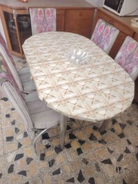 ميز طعام • ٤٠