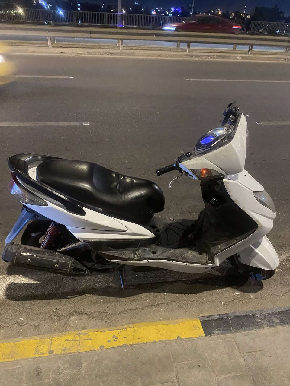 سلام عليكم دراجه سكنس فحل نوزل بيها شلعه ومعدل تطير خطين دراجه بلاديه مكينه ما مفتوحه جيب فيتر وتعال افحص لا تبخير ولا تنقص مكينه ناعمه نكره سلف كهربائيات كلها شغاله عوزه بس كتف مال أربع اشاير و دشبول محترك كلها شغالها وبيها  ضربات ابينه بل صوره نقصها بس تريشه دراجه حلوه قبق موجود  قفل سترين قفل جنه مكفوله650وبيها  مجال بغداد المنصور 
+***********
