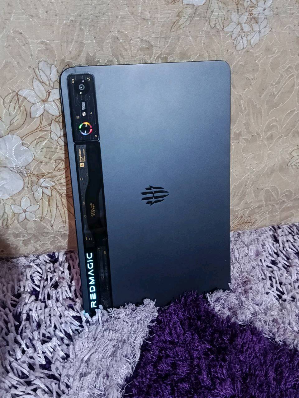 سلام عليكم ايباد ريد ماجك 
1-الشاشه 144 هيرتز 
2-البطاريه 1100 شحن سريع ربع ساعه يشحن فول
3-معالج سناب دراكون 8 اخر جيل 
4-مروحه تبريد 
5-رامات 12
6-التخزين 256
7-ما بدل بي اي شي وشرط نروح لمصلح يله تشتري فقط كارتونته ضايعه 
8-الشاشه ولا زلق بيها 
9-بس بي بل حافه طخه خفيف ما مبين 
9-رايده ب٧٠٠ وبي مجال او مراوس مكاني البصره